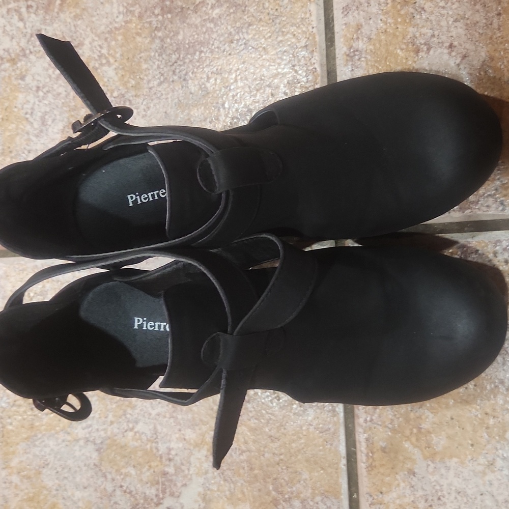 Pierre dumas black closed toe heels great condition size 8.5